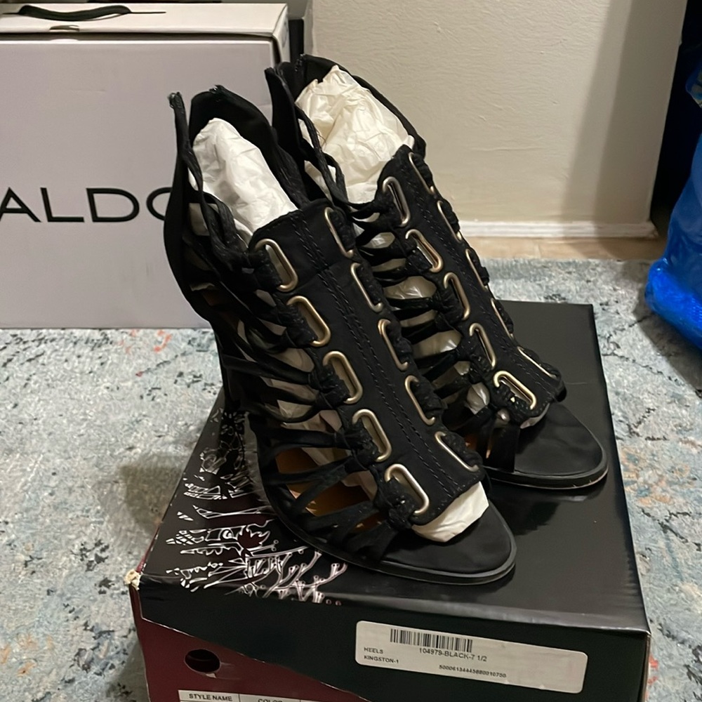 Hot black heel with pattern in front!